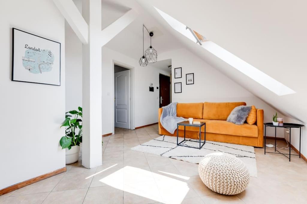 Cozy & Quiet Center Attic With Castle View - Vtub